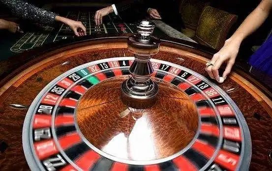 jdbyg site ဂိမ်းလော်ဘီတွင် Table Games နှင့် Slot Machines ဂိမ်းများ ကစားနေသောမြင်ကွင်း